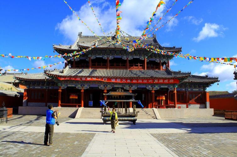 随着寒假的到来,古城多伦也迎来旅游的高峰期,文化古迹游,生态观光